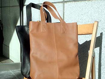 【ADMJ】美品 定価6.8万 キッドゴートアストラカン 子山羊革ミニトートADMJチョコ